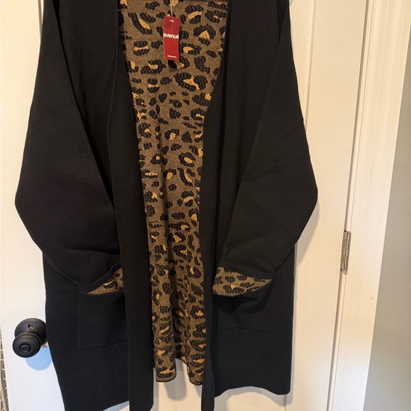 Lane Bryant cardigan sweater
Never worn
Black with inside leopard print - Picture 7 of 10